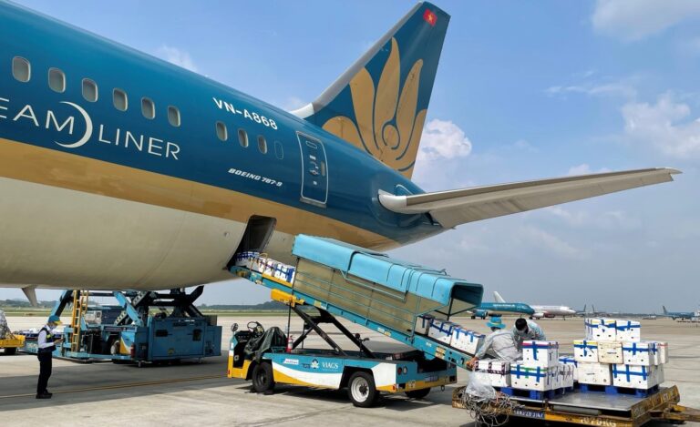 gửi hàng hỏa tốc xách tay tiếp viên